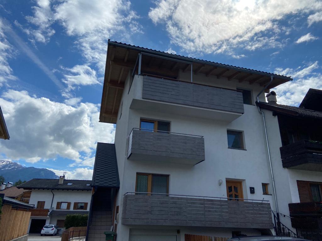 Treppenhaus mit Platten verkleidet und HPL-Balkon