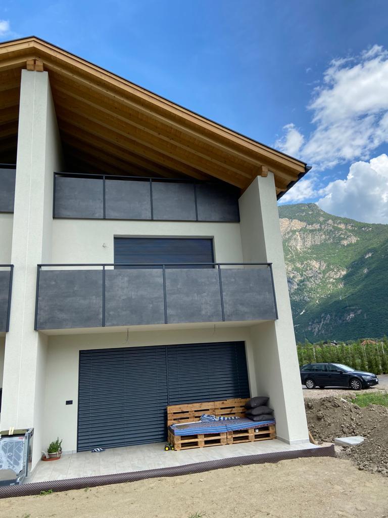 HPL-Balkon mit 50x30 mm-Handlauf aus verzinktem und pulverbeschichtetem Stahl