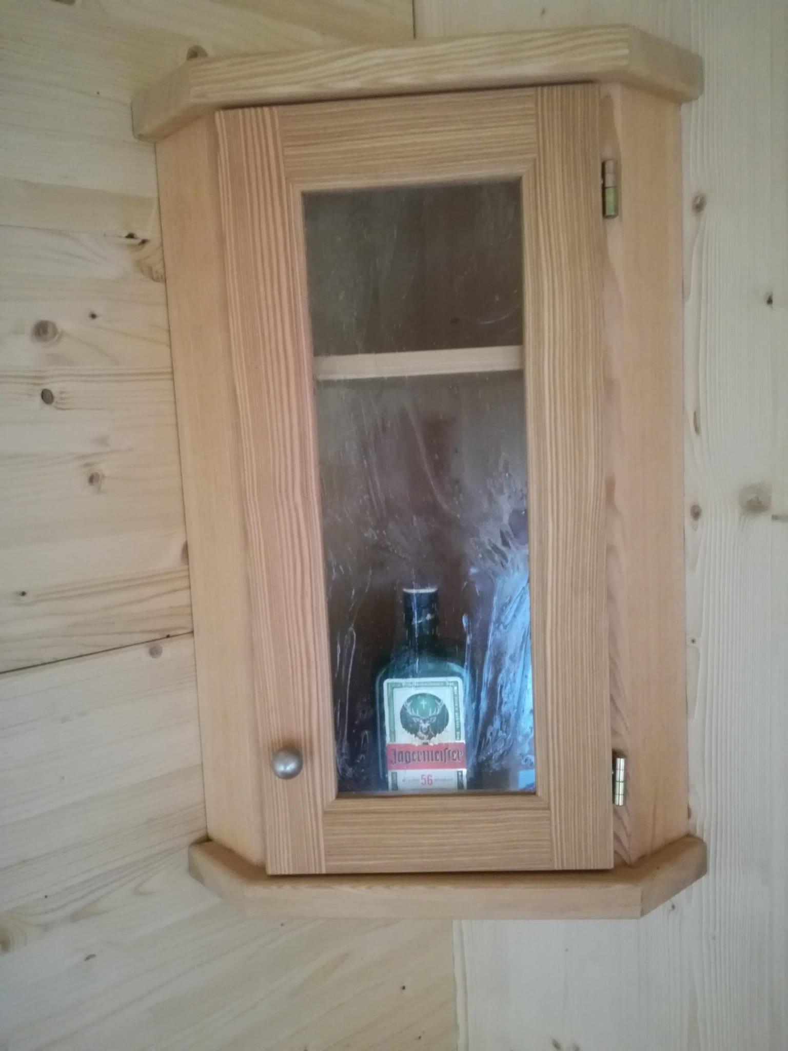 Innenausbau einer Almhütte in massivem Lärchenholz