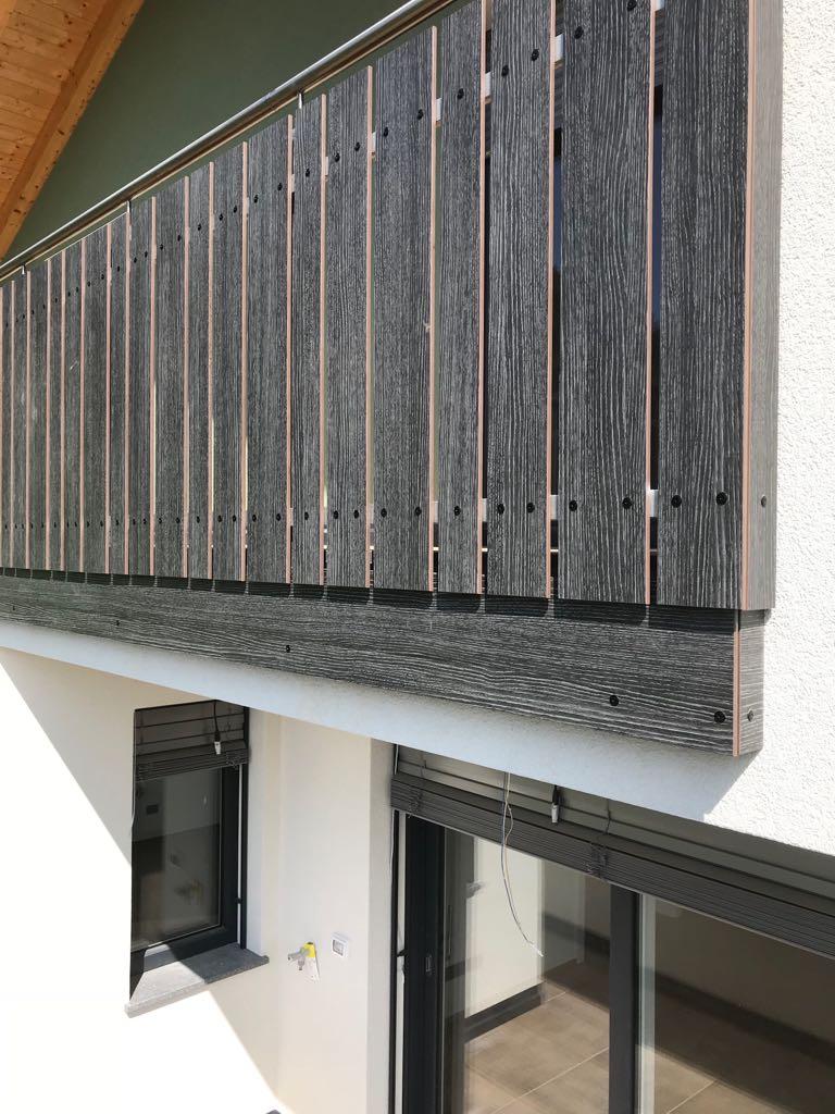 HPL-Balkon mit stehenden Platten in zwei Breiten (150 mm und 80 mm) und 42 mm Inox-Handlauf