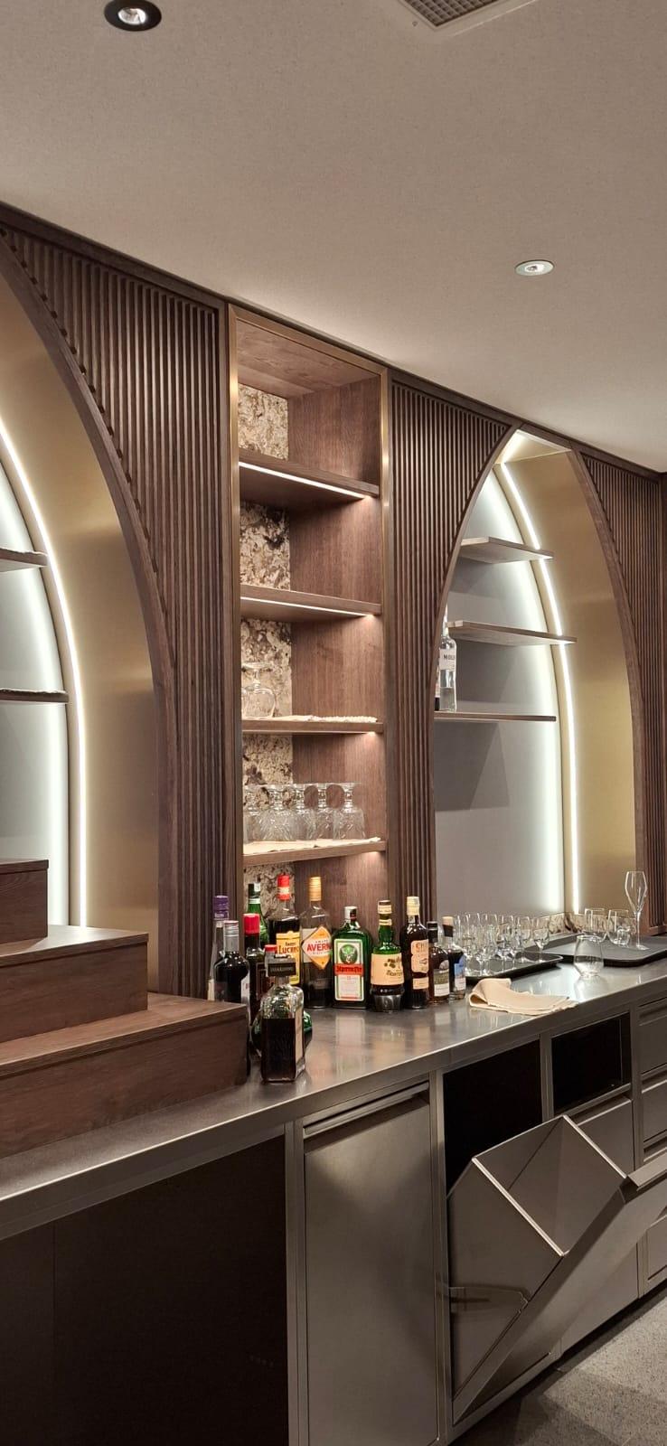 Moderner Bareinbau mit exklusivem Design - Holz, Stein, Messing