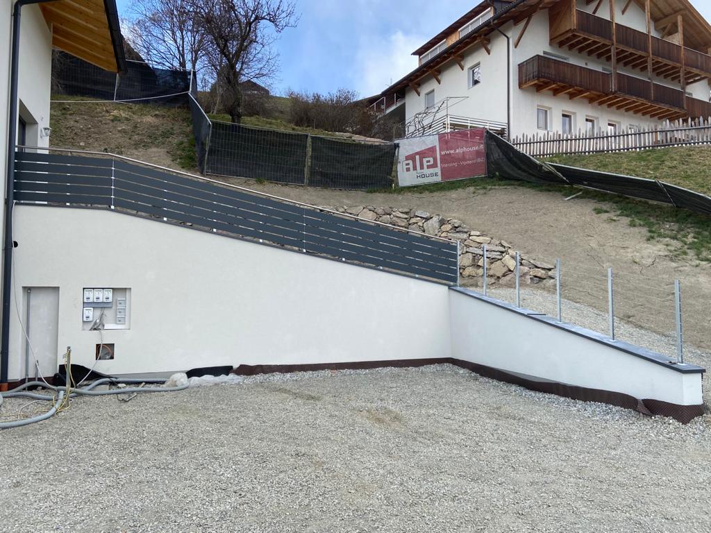 HPL-Balkon in Anthrazit mit kombiniertem Zaun und gespannten Stahlseilen