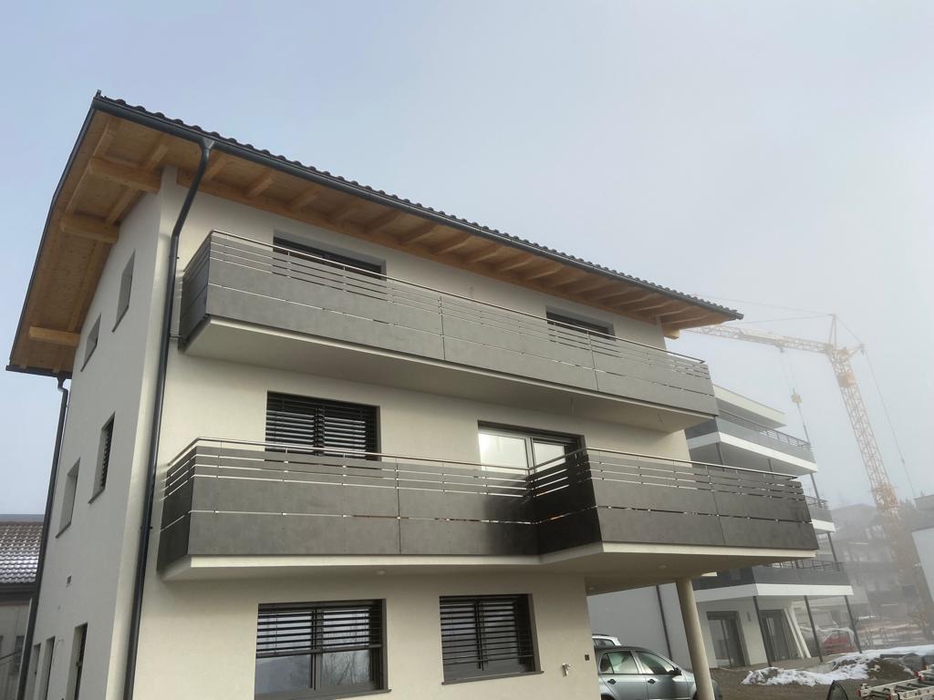 HPL-Balkon mit zwei Sockelstreifen, drei Querstreifen und rundem Inox-Handlauf (42 mm)