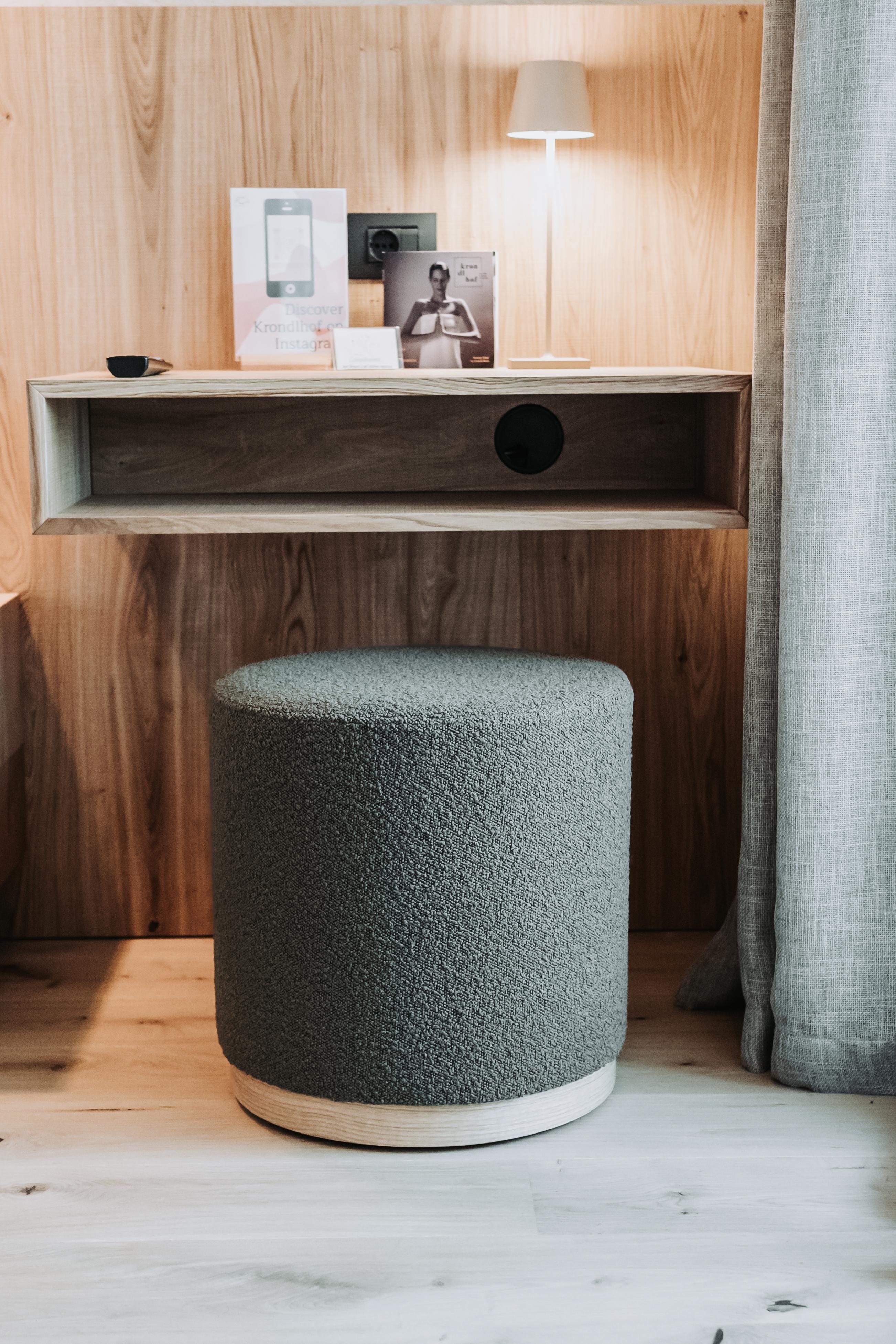 Zeitloses Design für entspannte Nächte. Einbau Hotelzimmer in Eiche sägerauh