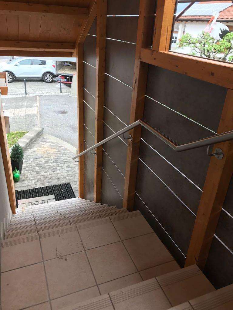 Treppenhaus mit Platten verkleidet und HPL-Balkon