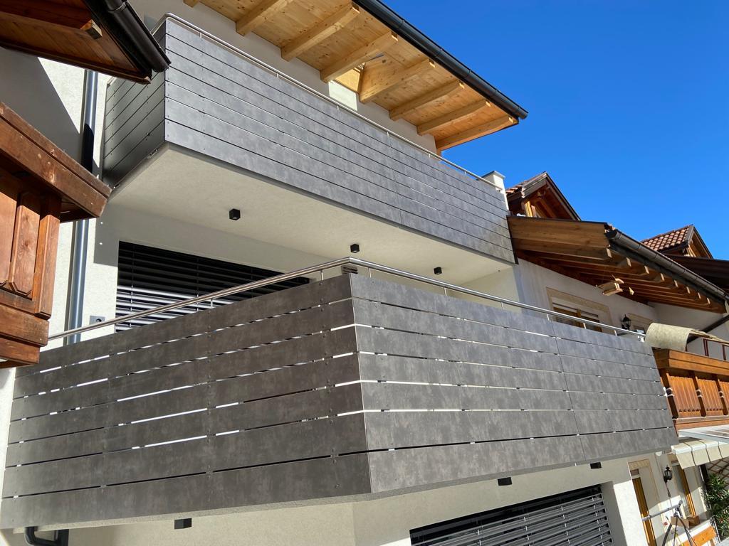 HPL-Balkon mit 140 mm Querstreifen und 42 mm Inox-Handlauf