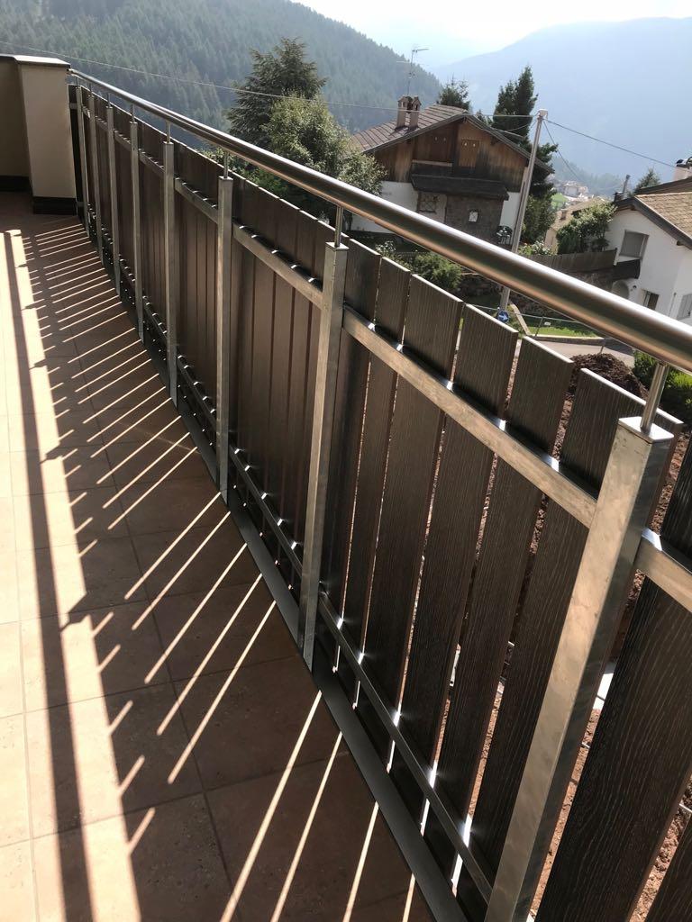 HPL-Balkon mit stehenden Platten in zwei Breiten (150 mm und 80 mm) und 42 mm Inox-Handlauf
