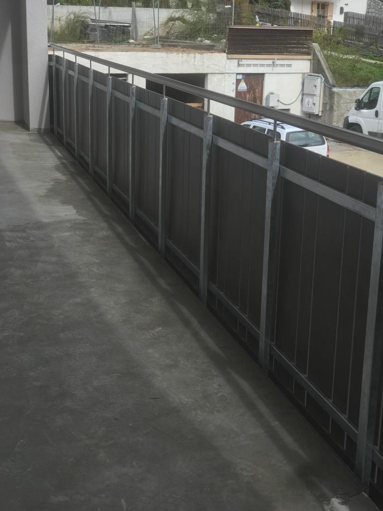 HPL-Balkon mit stehenden Platten in zwei Breiten (150 mm und 80 mm) und 42 mm Inox-Handlauf