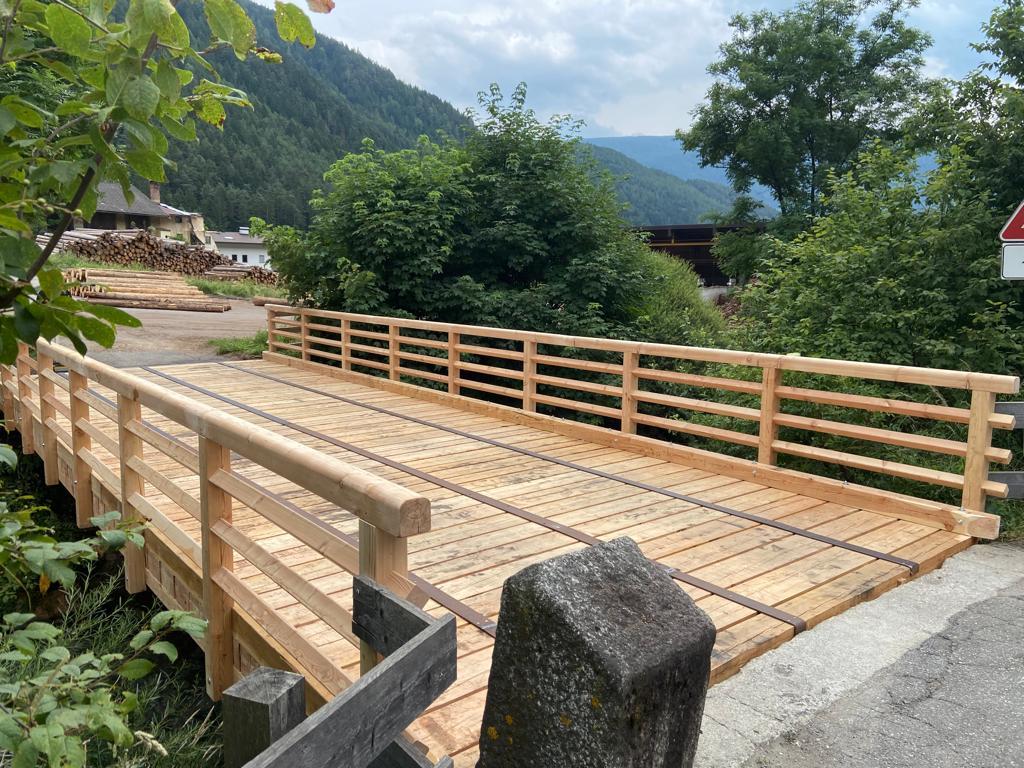 Massive Holzbrücke – natürlich, stabil, zeitlos