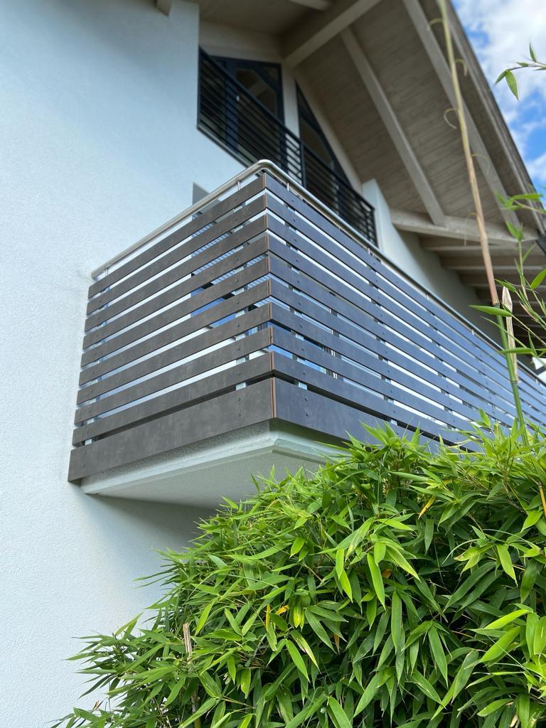 HPL-Balkon mit 80 mm Querstreifen und rundem Inox-Handlauf