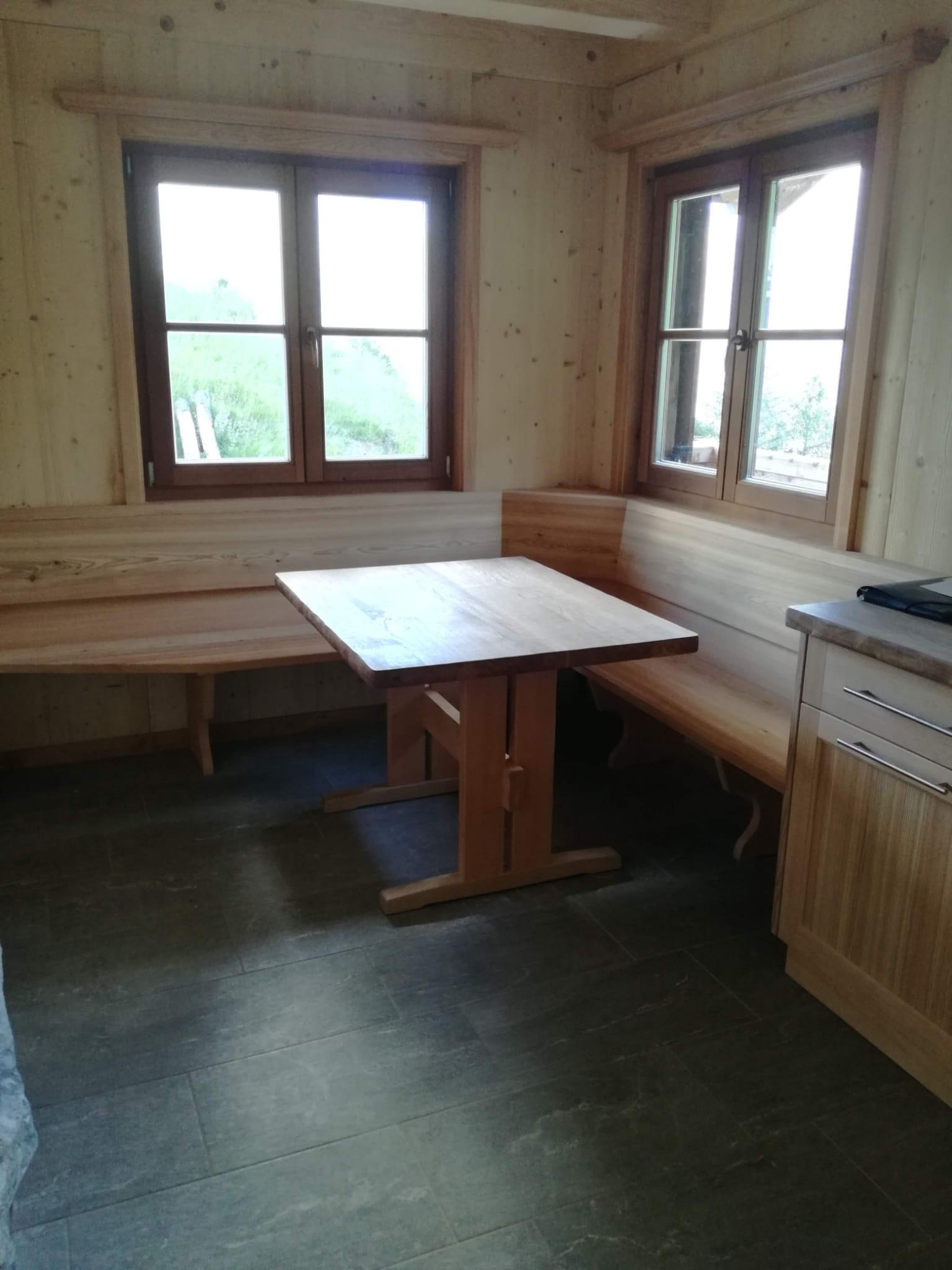 Innenausbau einer Almhütte in massivem Lärchenholz