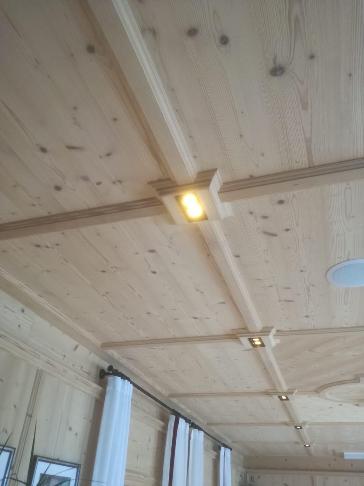 Getäfelter Speisesaal mit Mittelstück und integrierten LED-Leuchten