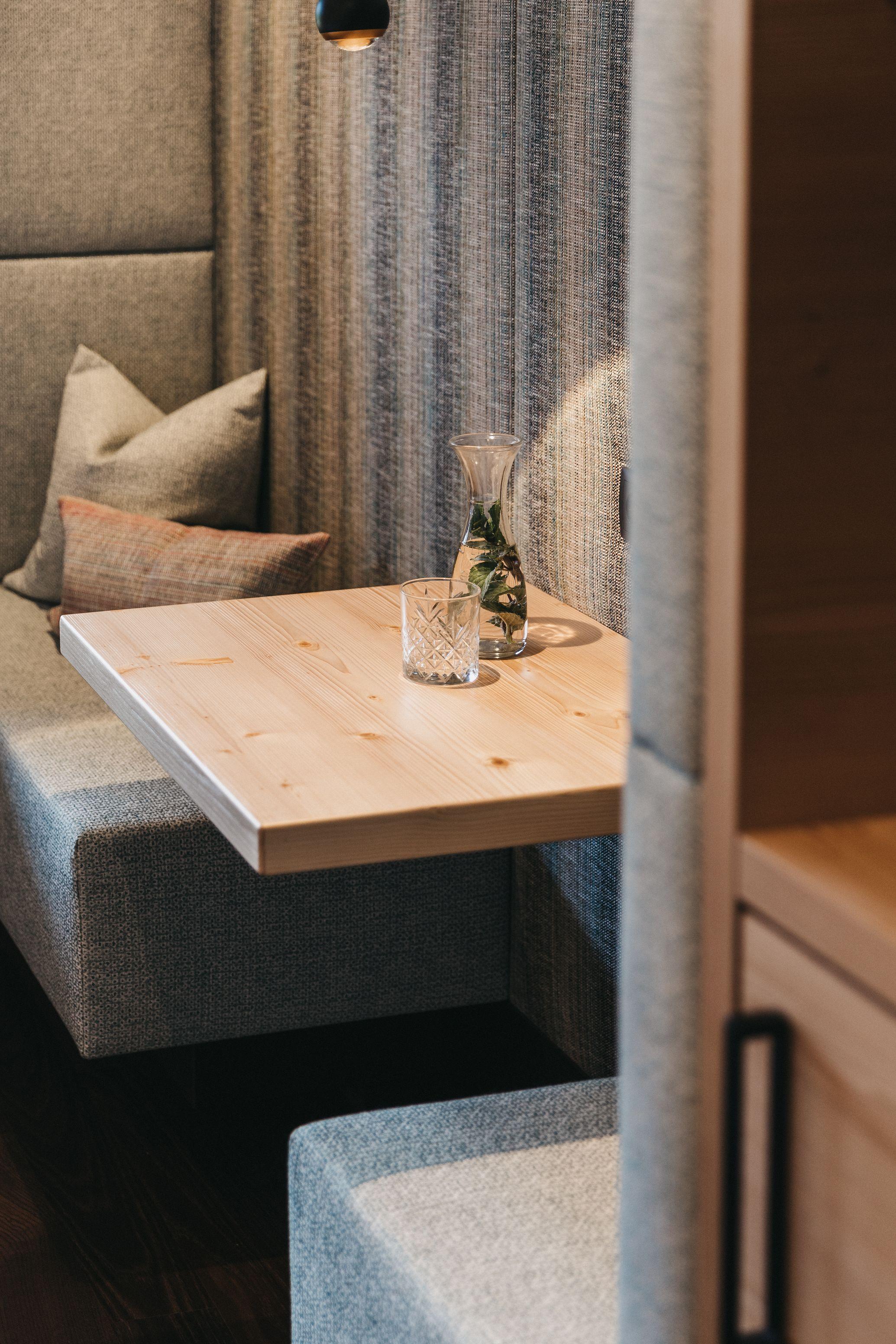 **Hotelzimmer in Eiche sägerau mit Bett und kompletter Einrichtung**