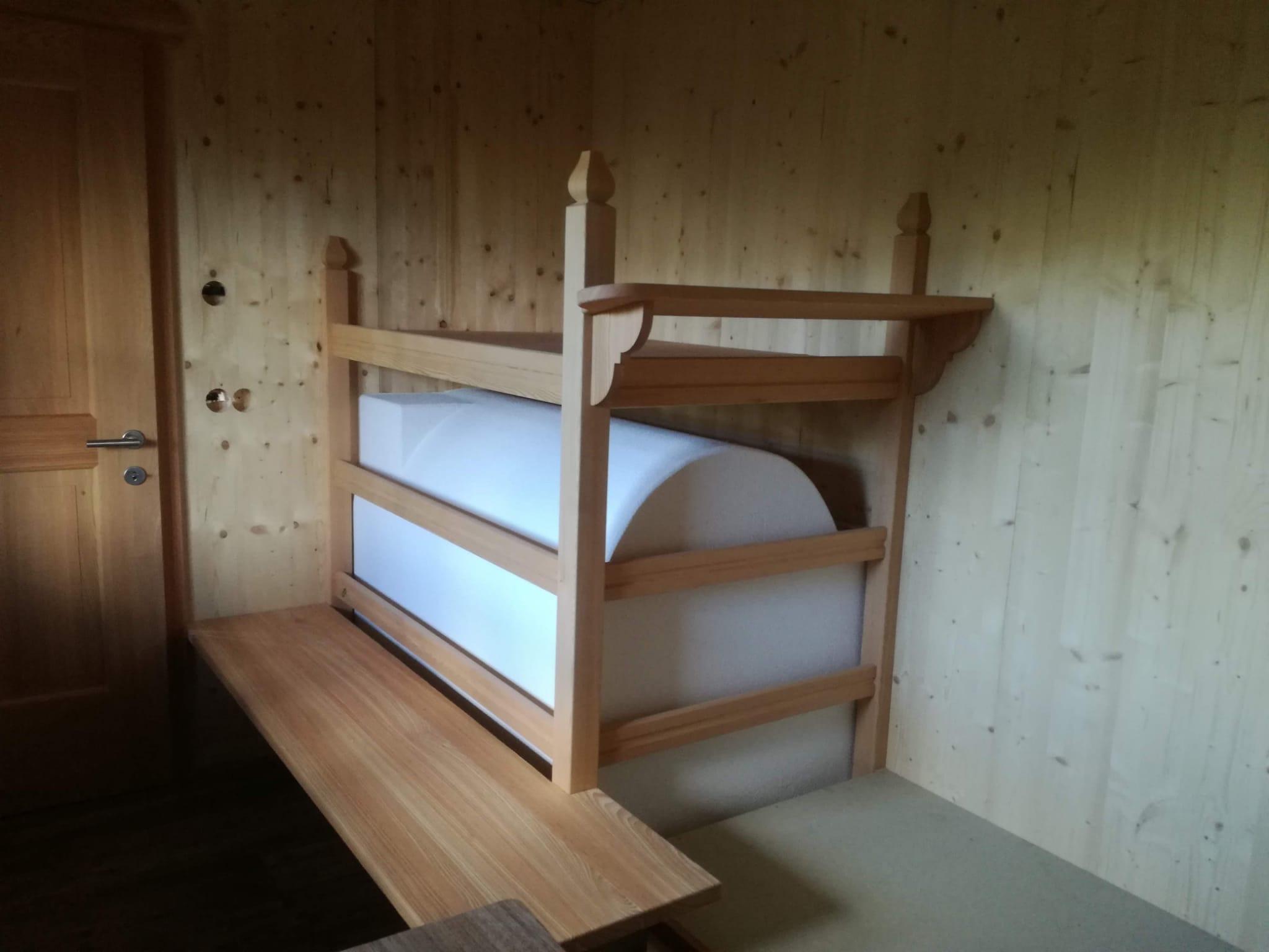 Innenausbau einer Almhütte in massivem Lärchenholz