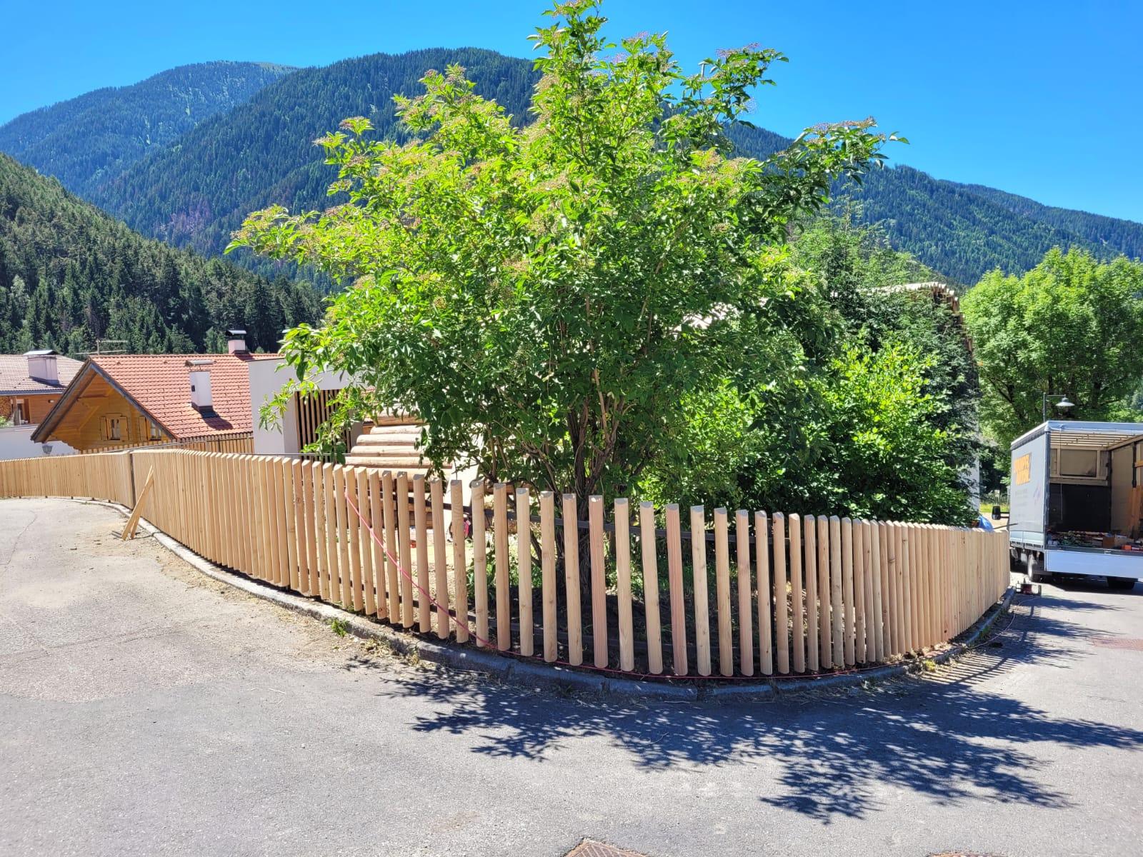 **Lärchenzaun mit verzinkten und pulverbeschichteten Eisengestellen**