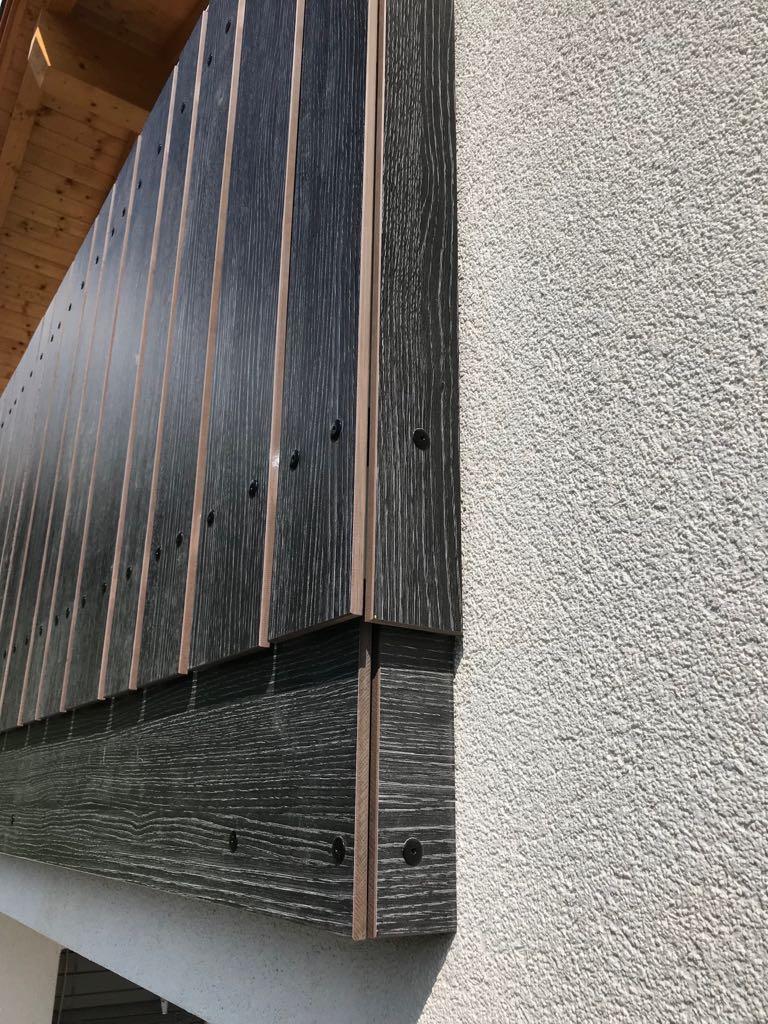 HPL-Balkon mit stehenden Platten in zwei Breiten (150 mm und 80 mm) und 42 mm Inox-Handlauf
