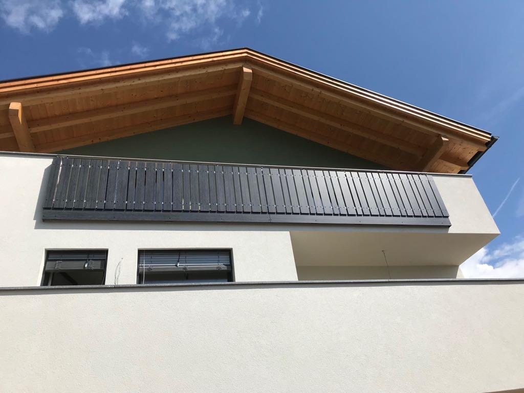 HPL-Balkon mit stehenden Platten in zwei Breiten (150 mm und 80 mm) und 42 mm Inox-Handlauf