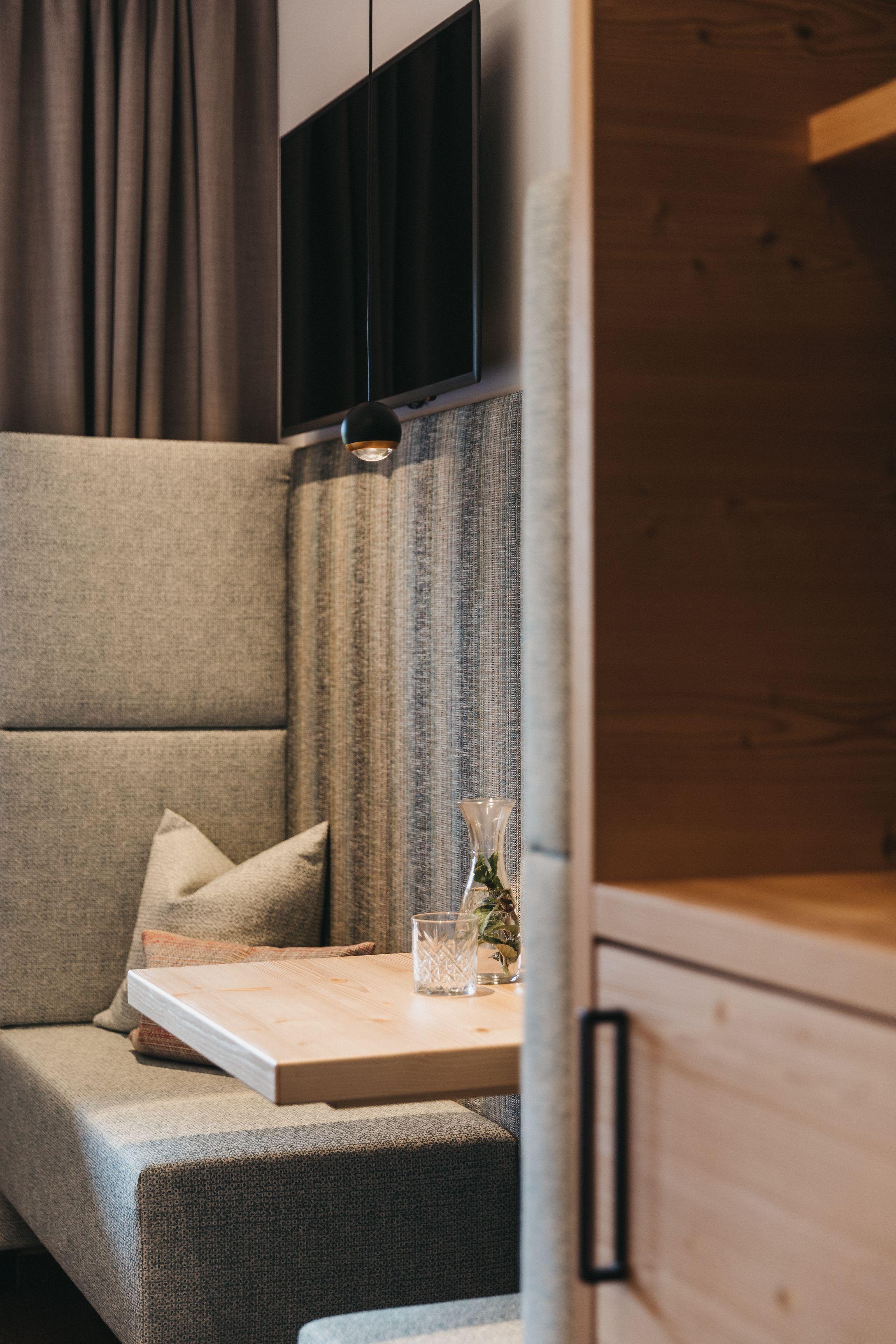 **Hotelzimmer in Eiche sägerau mit Bett und kompletter Einrichtung**