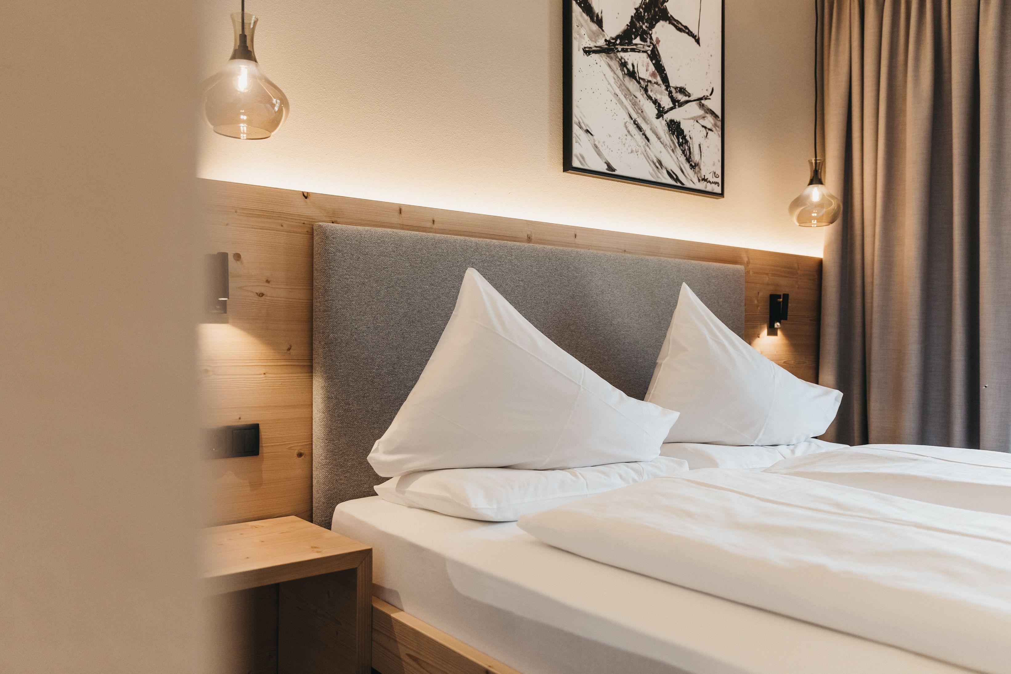 **Hotelzimmer in Eiche sägerau mit Bett und kompletter Einrichtung**