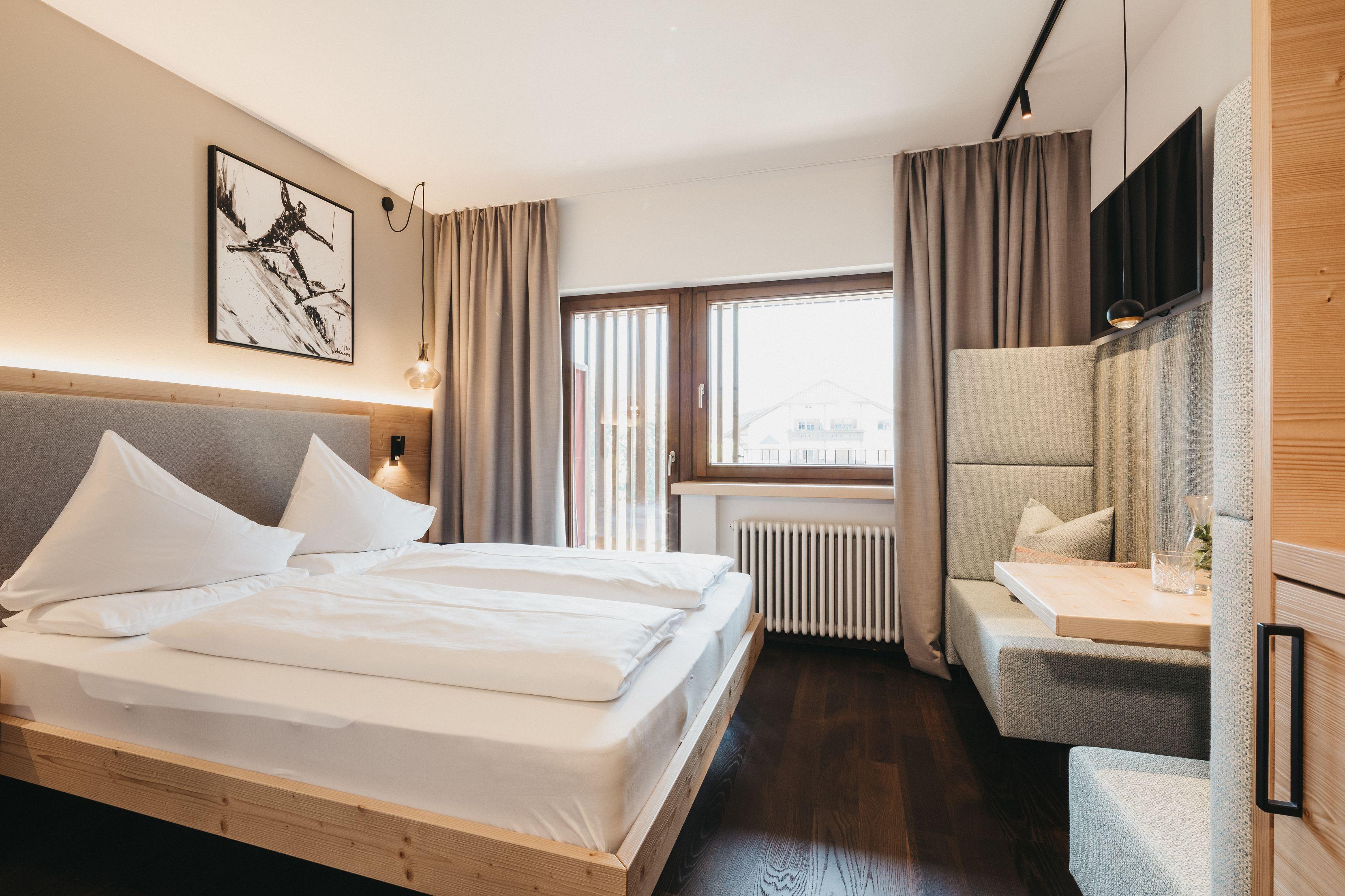 **Hotelzimmer in Eiche sägerau mit Bett und kompletter Einrichtung**