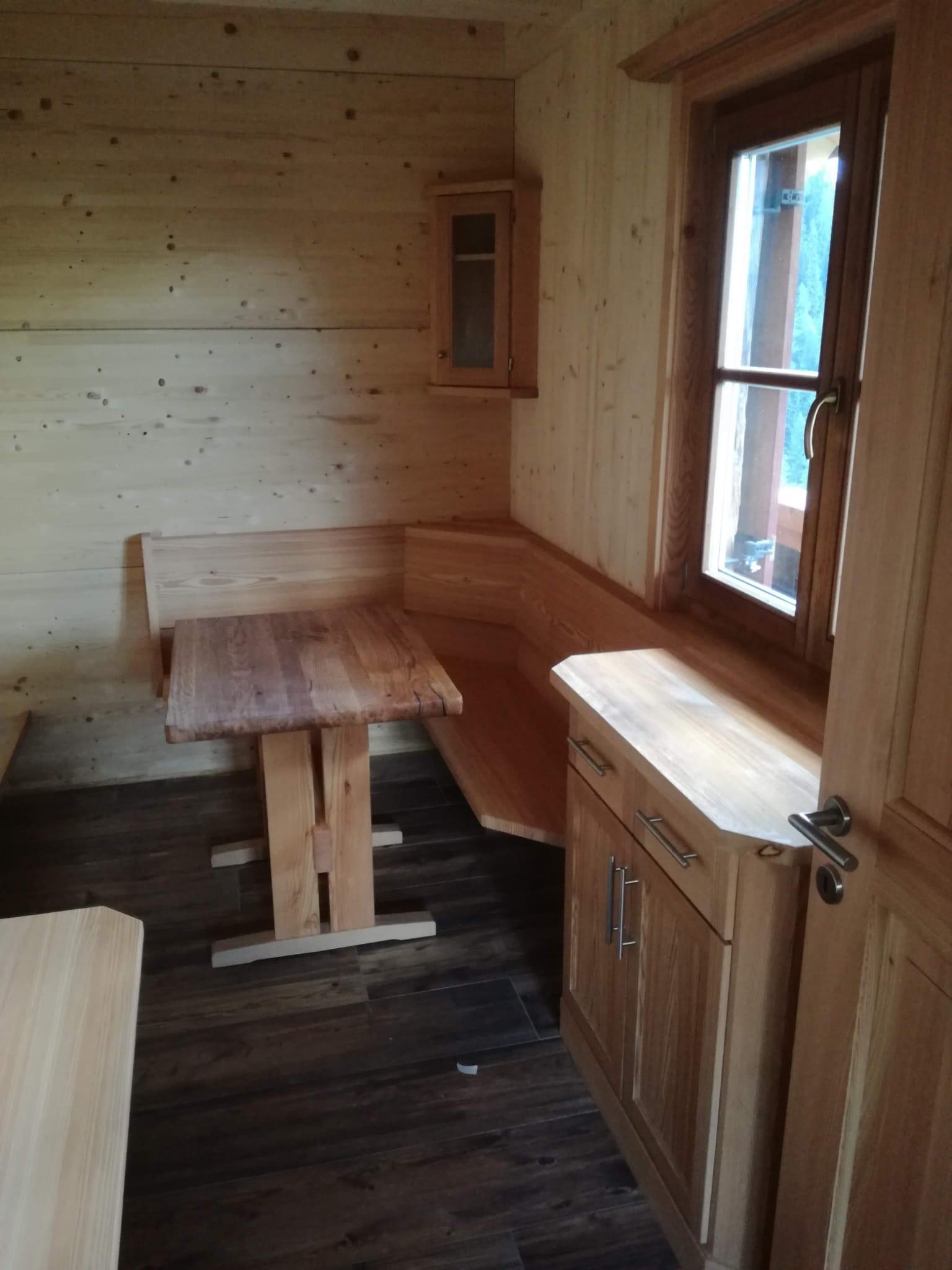 Innenausbau einer Almhütte in massivem Lärchenholz