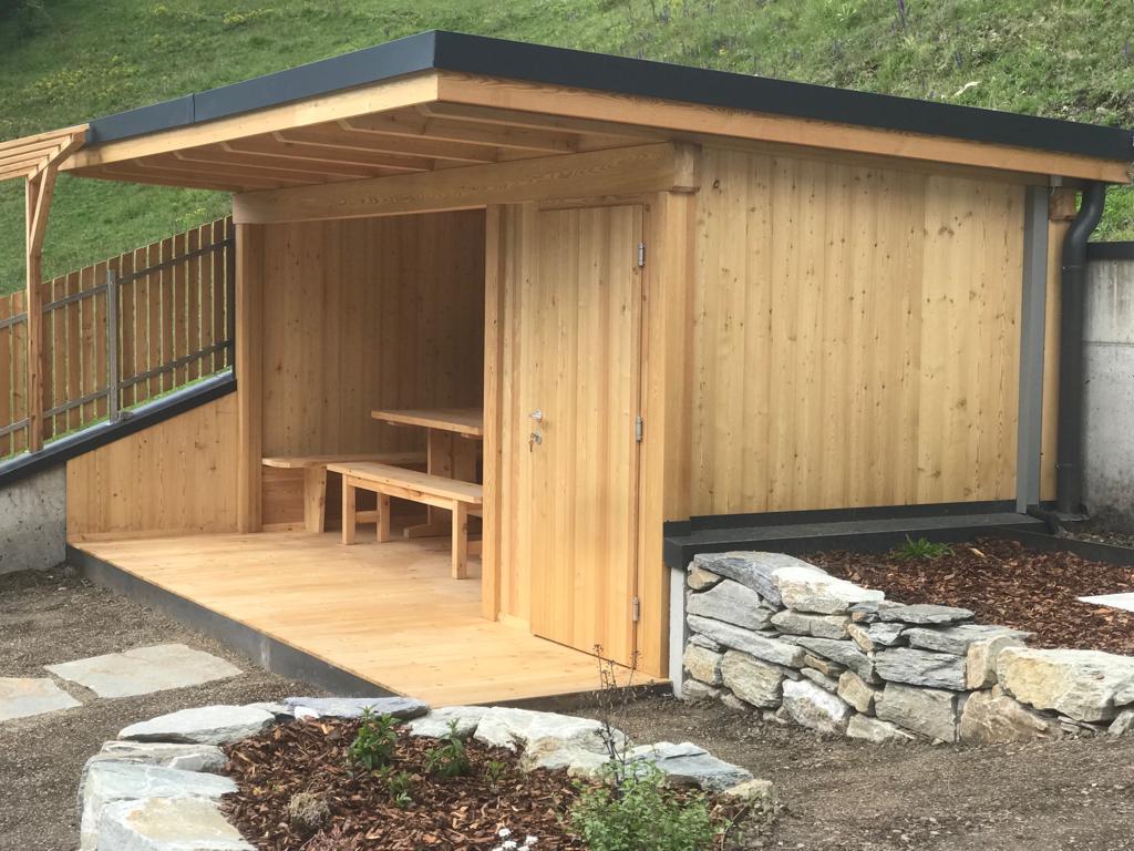 Gartenhaus aus Lärche mit Blechdach und Geräteschuppen