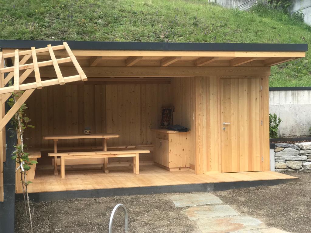 Gartenhaus aus Lärche mit Blechdach und Geräteschuppen