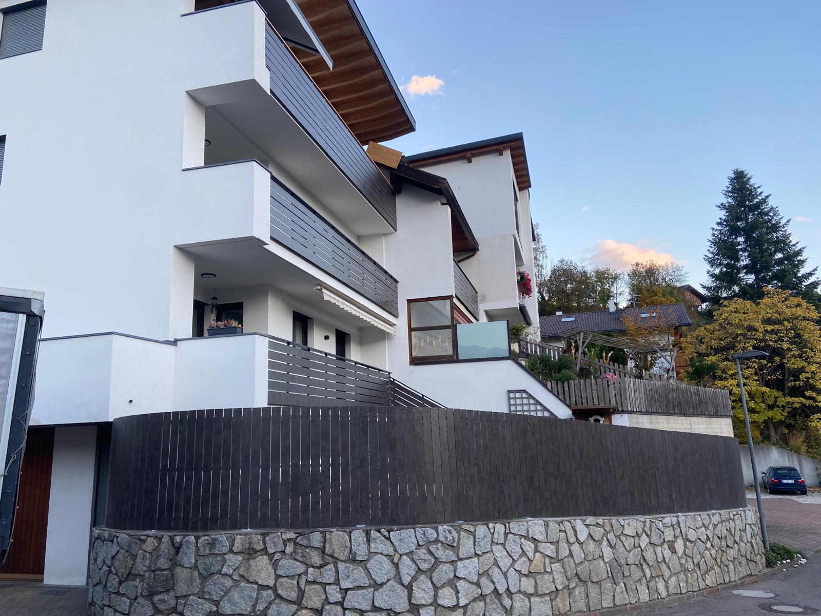 Stilvolle Balkon und Zaun HPL-Elemente - Funktion trifft Ästhetik