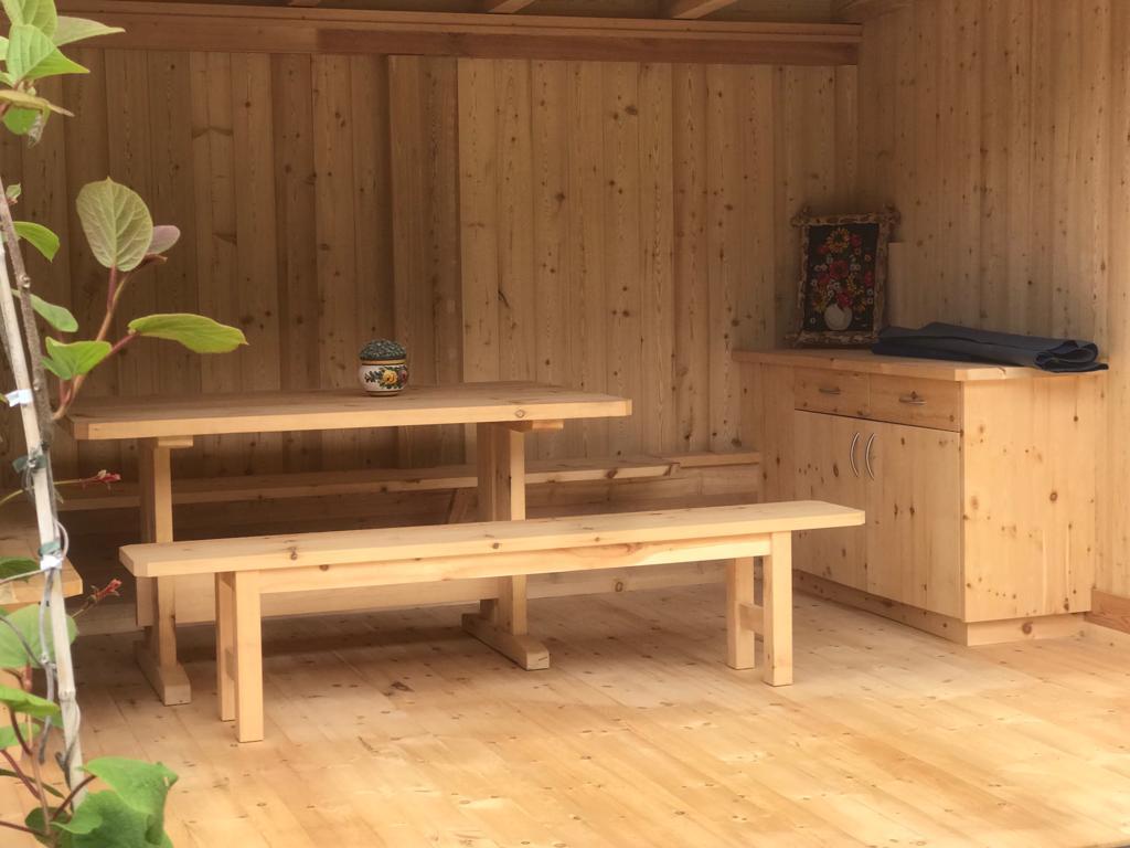 Gartenhaus aus Lärche mit Blechdach und Geräteschuppen