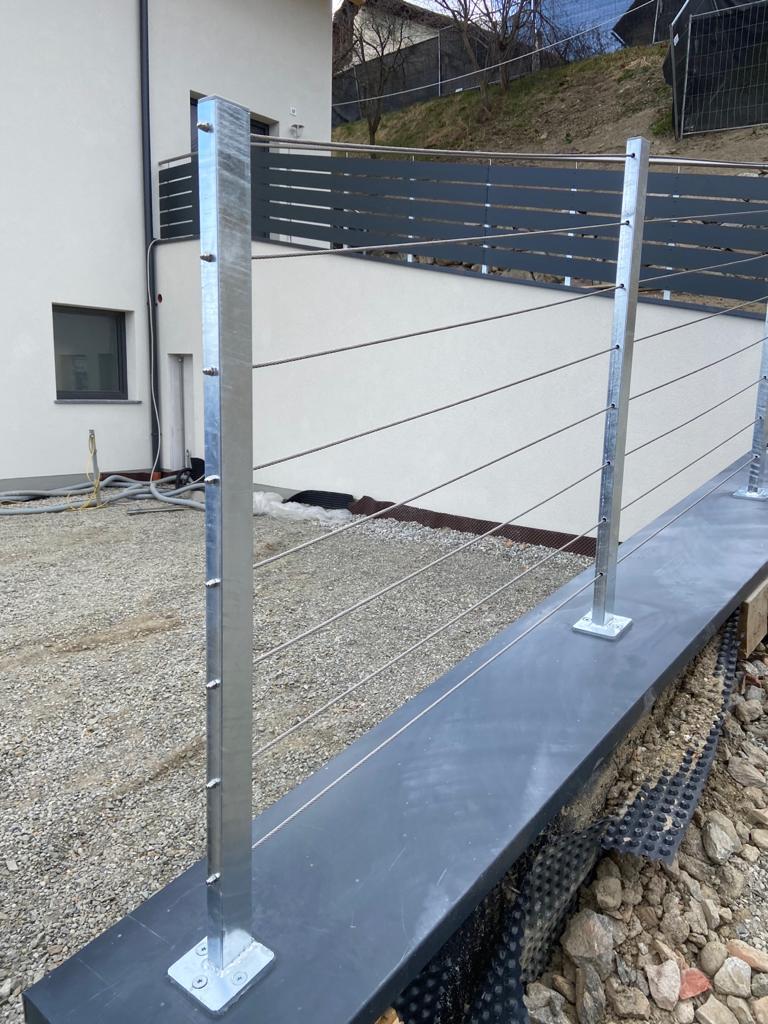 HPL-Balkon in Anthrazit mit kombiniertem Zaun und gespannten Stahlseilen