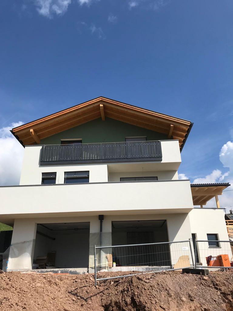 HPL-Balkon mit stehenden Platten in zwei Breiten (150 mm und 80 mm) und 42 mm Inox-Handlauf
