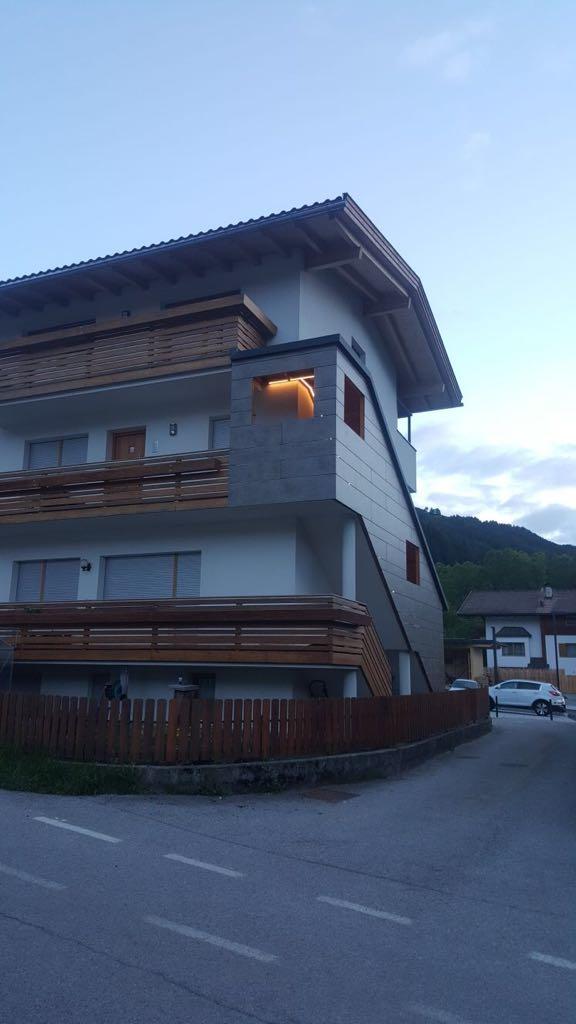 Treppenhaus mit Platten verkleidet und HPL-Balkon