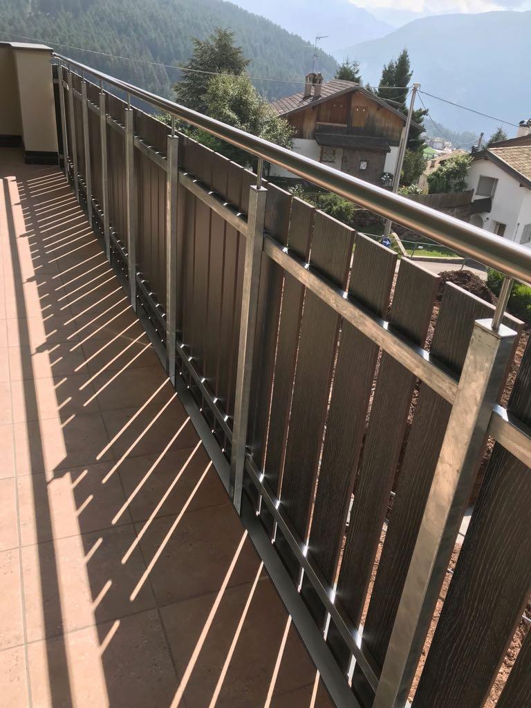 HPL-Balkon mit stehenden Platten in zwei Breiten (150 mm und 80 mm) und 42 mm Inox-Handlauf
