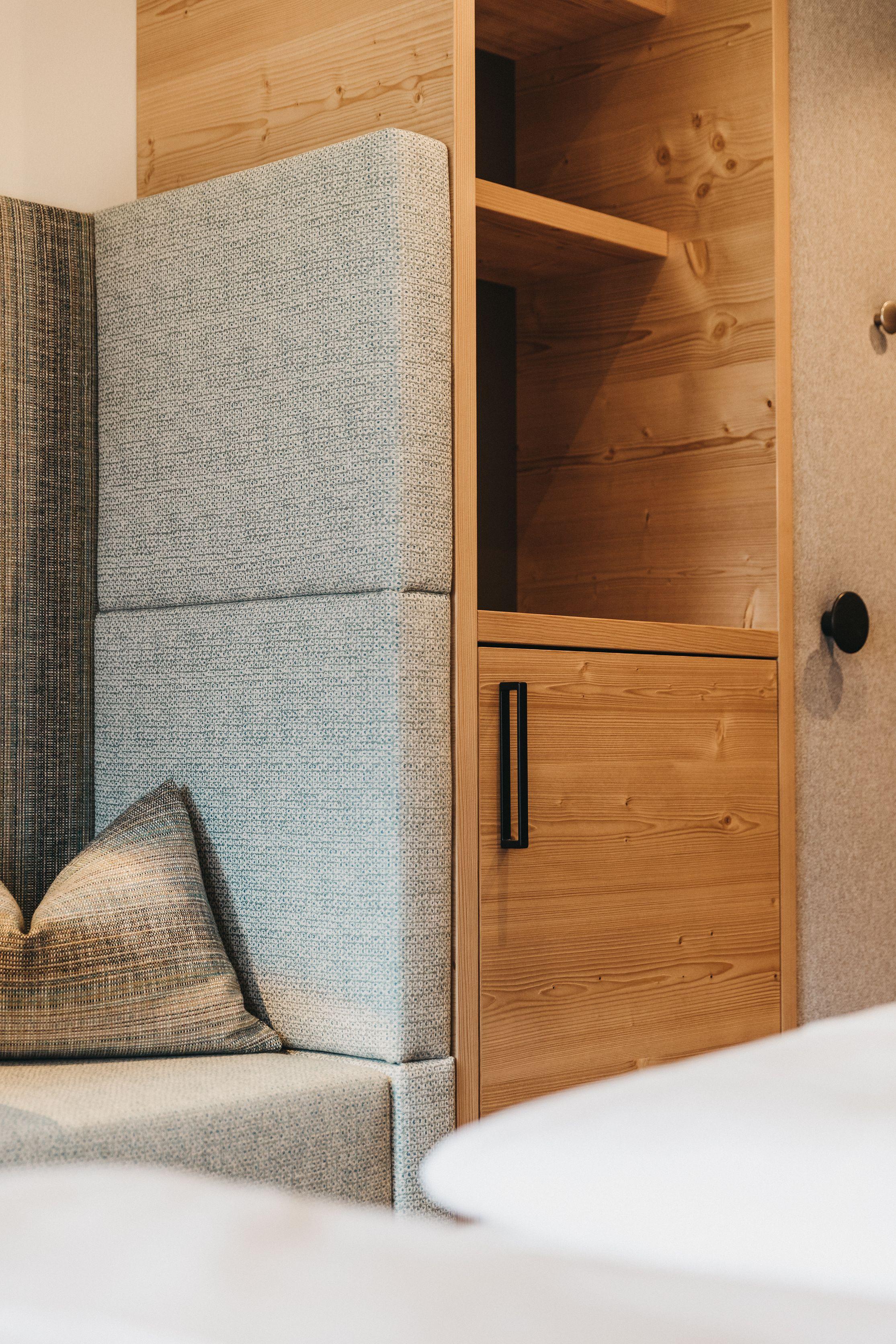 **Hotelzimmer in Eiche sägerau mit Bett und kompletter Einrichtung**
