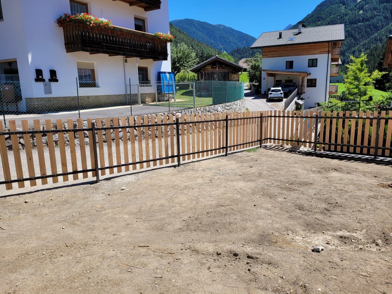 **Lärchenzaun mit verzinkten und pulverbeschichteten Eisengestellen**